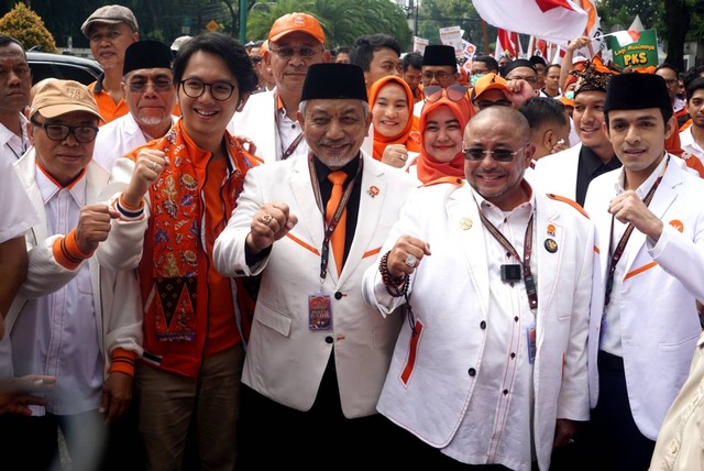 Presiden PKS Ahmad Syaikhu dan Sekjen Aboe Bakar Alhabsyi mendatangi kantor KPU, di jalan Imam Bonjol, Menteng, Jakarta, Senin (8/5/2023). Foto: Iqbal Firdaus/kumparan