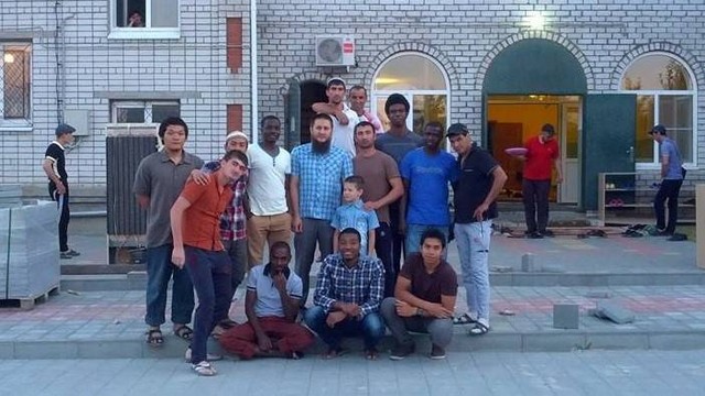 Aji bersama mahasiswa muslim Rusia dan mahasiswa asing lainnya sedang menunggu berbuka puasa di Masjid Volgograd