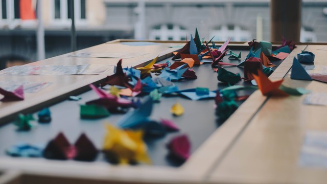 Cara Membuat Origami. Foto: Unsplash/Dev Benjamin