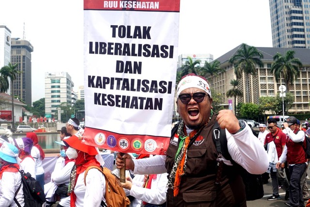 Para tenaga kesehatan (nakes) melakukan aksi demo penolakan Rancangan Undang-Undang (RUU) Omnibus Law Kesehatan di kawasan Patung Kuda Arjuna Wiwaha, Jakarta Pusat, Senin (8/5/2023). Foto: Iqbal Firdaus/kumparan