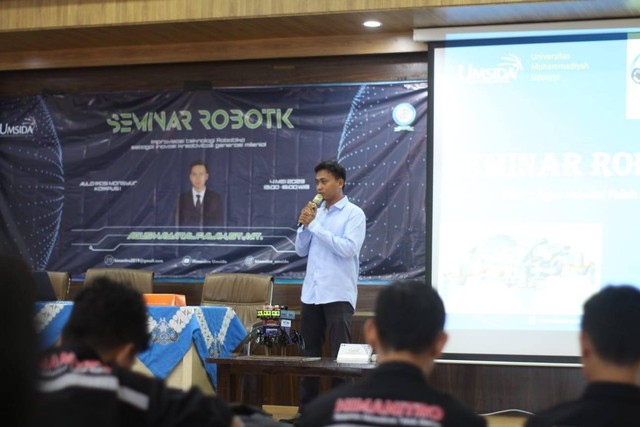 Seminar Robotika di Aula Mas Mansyur Kampus 1 UMSIDA (04/05/2023)