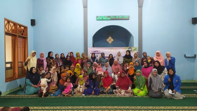 Foto bersama antara mahasiswa dan dosen Unmuh Jember dengan masyarakat wanita Bangsalsari (Sumber : Humas Unmuh Jember).