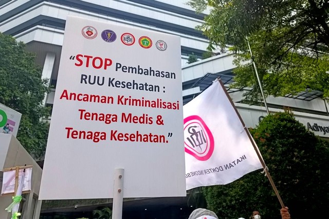 Dokter-nakes melakukan aksi penolakan terhadap RUU Kesehatan di depan Kantor Kemenkes RI, Jl. Rasuna Said, Kuningan, Jakarta Selatan, Senin (8/5/2023). Foto: Hedi/kumparan