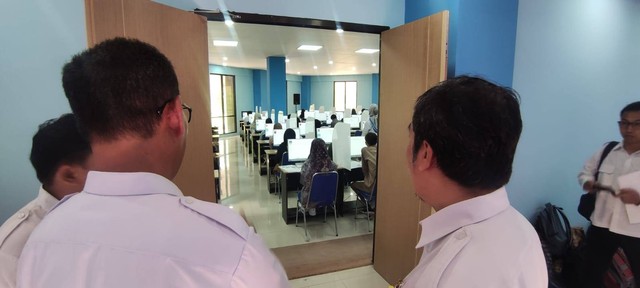 Peserta mengikuti Ujian Tulis Berbasis Komputer-Seleksi Nasional Berdasarkan Tes (UTBK-SNBT). Foto: Dok. Istimewa