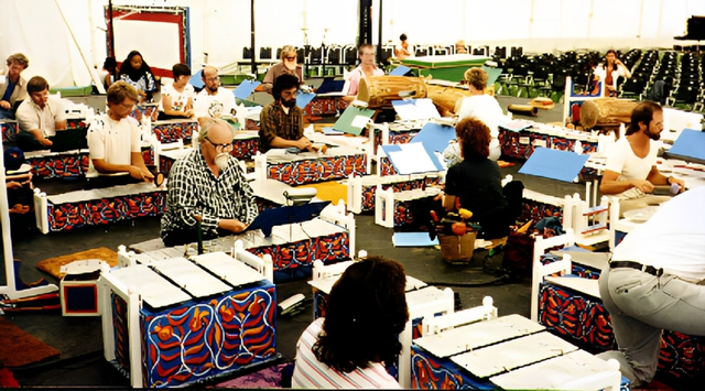 Suasana latihan menggunakan Gamelan Si Betty yang dipimpin oleh Lou Harrison (pria di tengah kiri mengenakan kacamata dan kemeja kotak-kotak hitam). (Sumber: Jody Diamond)