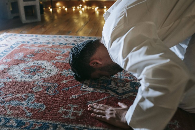 Cara Menentukan Arah Kiblat yang Akurat secara Online. Foto: Pexels/Michael Burrows