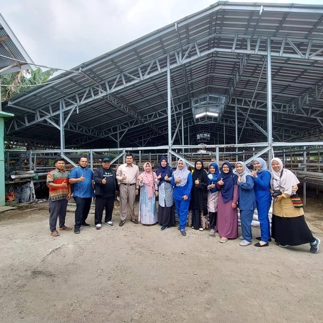 Pimpinan Yayasan RSU Sufina Aziz Medan Sutan Abdul Aziz apresiasi keberadaan sentra ternak DD Farm Sumut yang berada di Desa Bulu Cina, Kecamatan Hamparan Perak, Kabupaten Deli Serdang, Senin (8/5).