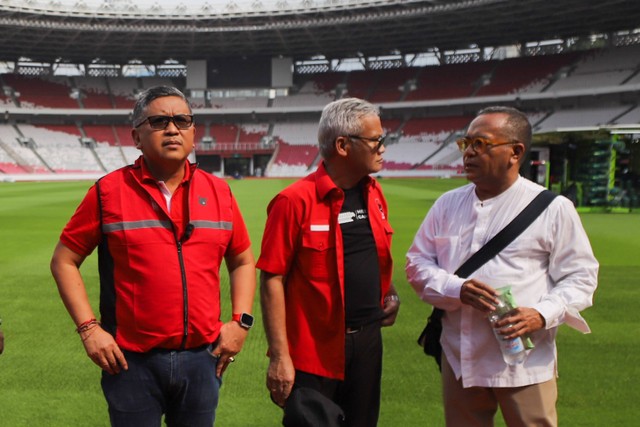 Sekjen Partai Demokrasi Indonesia Perjuangan (PDIP) Hasto Kristiyanto meninjau Stadion Utama Gelora Bung Karno (SUGBK), di Senayan, Jakarta, Senin (8/6/2023). Foto: Jamal Ramadhan/kumparan