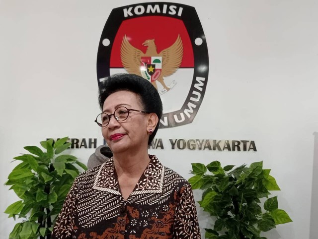 Permaisuri Kraton Yogyakarta, GKR Hemas usai datangi KPU DIY untuk serahkan berkas pendaftaran calon anggota DPD RI, Senin (8/5/2023). Foto: Maria Wulan/Tugu Jogja