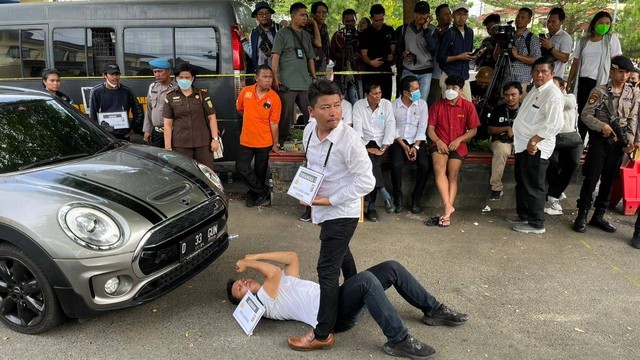 Rekonstruksi duel Aditya Hasibuan vs Ken Admiral di Polda Sumut, Senin (8/5/2023). Foto: Tri Vosa/kumparan