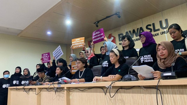 Masyarakat peduli keterwakilan perempuan mengadakan konferensi pers di media center Bawaslu, Jakarta, pada Senin (8/5/2023). Foto: Luthfi Humam/kumparan