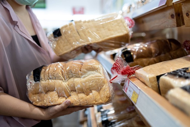 Ilustrasi membeli roti di supermarket. Foto: CGN089/Shutterstock