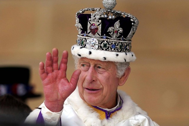 Raja Charles III menerima penghormatan dari anggota militer di taman Buckingham Place, London, setelah upacara penobatan, Sabtu, 6 Mei 2023. Foto: Andrew Milligan/Pool via AP