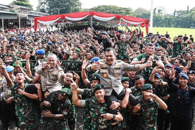 Kapolda Jawa Tengah Irjen Pol Ahmad Lutfi  dan Wakalpolda Jawa Tengah Brigjen Pol Abiyoso Seno Aji dibopong prajurit TNI dalam apel konsolidasi. Foto: Humas Polda Jateng