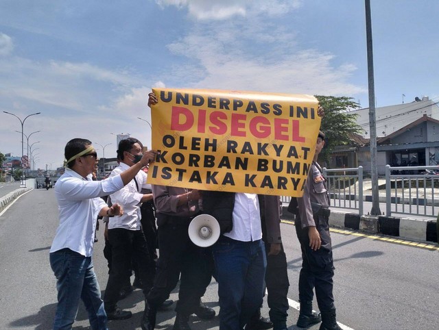 Pengusaha disabilitas tutup Underpass Kentungan, Senin (8/5/2023). Foto: Maria Wulan/Tugu Jogja