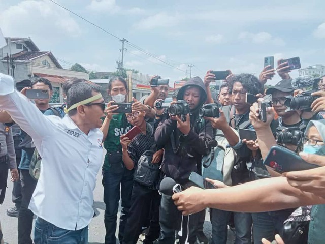Ketua Perkobik, Bambang Susilo, saat melakukan aksi demonstrasi di Underpass Kentungan, Yogya. Foto: Ist. Dok. Perkobiik