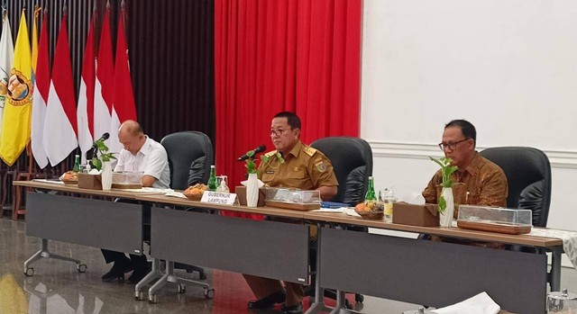 Gubernur Lampung, Arinal Djunaidi saat memaparkan terkait infrastruktur jalan di Lampung pasca kunjungan Presiden RI Joko Widodo. | Foto : Galih Prihantoro/ Lampung Geh