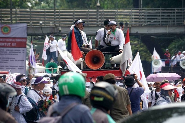 Para tenaga kesehatan (nakes) melakukan aksi demo penolakan Rancangan Undang-Undang (RUU) Omnibus Law Kesehatan di kawasan Patung Kuda Arjuna Wiwaha, Jakarta Pusat, Senin (8/5/2023). Foto: Iqbal Firdaus/kumparan