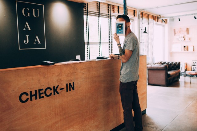 Ilustrasi Cara Check In Hotel dan Reservasinya, Foto: Unsplash/Helena Lopes.