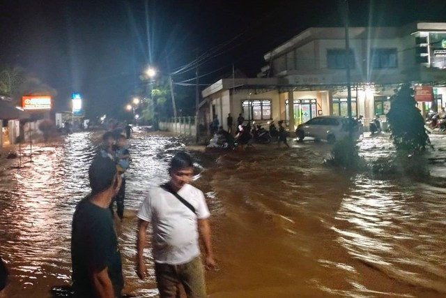 Banjir melanda Kabupaten Luwu, Sulawesi Selatan, Senin (8/5) malam. Foto: Dok. Istimewa