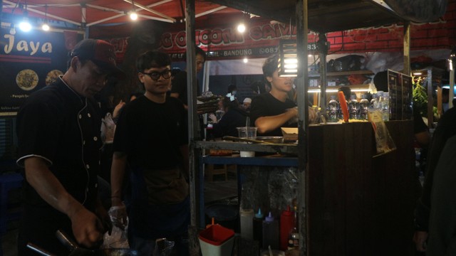 Salah satu stan makanan di Jalan Lengkong Kecil. Foto: Dokumentasi Pribadi