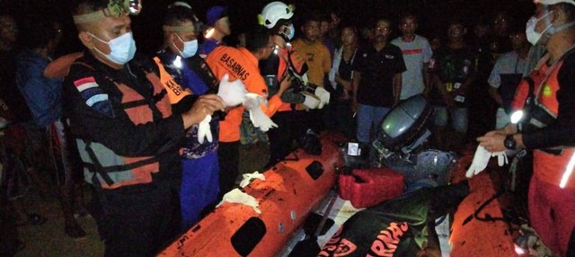 Tim SAR mengevakuasi jenazah korban tenggelam di Pantai Samudera Bengkayang. Foto: Dok Satpol Air Polres Bengkayang. 