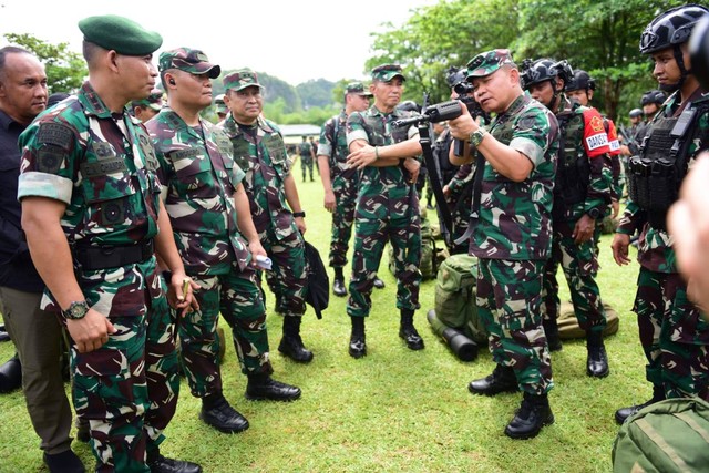 Jenderal Dudung meninjau kesiapan operasi Batalyon Infanteri Para Raider 433/Julu. Foto: TNI AD