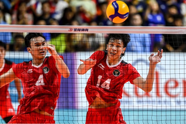 Pevoli putra Indonesia Halim Farhan (kanan) dan Kurniawan Hendra (kiri) mengembalikan bola ke arah lawannya tim voli putra Kamboja pada final voli SEA Games 2023 di Phnom Penh, Kamboja, Senin (8/5/2023). Foto: Muhammad Adimaja/Antara Foto