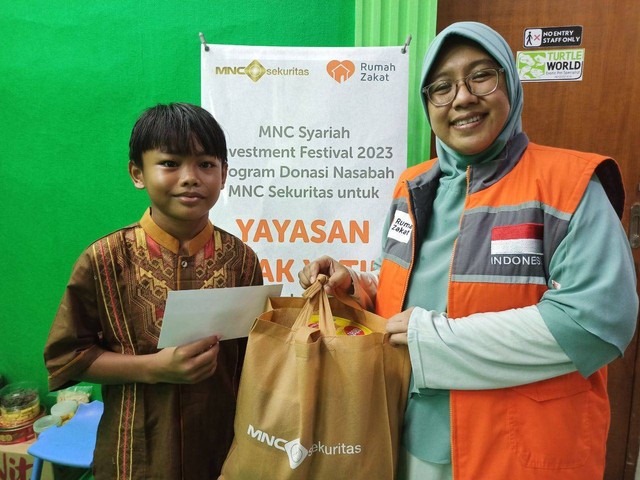 Rumah Zakat menyalurkan 27 paket sembako dan santunan kepada anak yatim dan piatu. Cipete Utara, Kamis (04/05). 