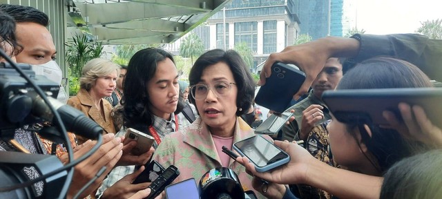 Menteri Keuangan, Sri Mulyani menjawab pertanyaan wartawan di Soehana Hall, SCBD, Selasa (9/5). Foto: Ave Airiza Gunanto/kumparan