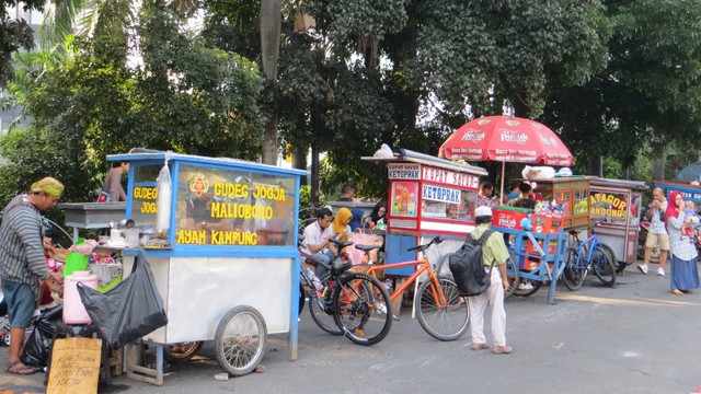 Pemerintah Wajibkan Pedagang Kaki Lima Bersertifikat Halal Ini