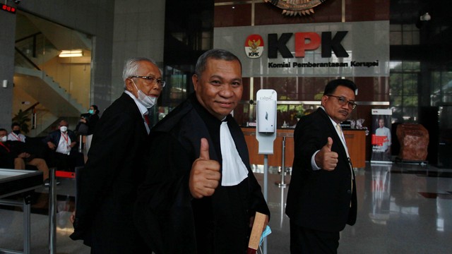 Tersangka Pengacara Gubernur Papua nonaktif Lukas Enembe, Stefanus Roy Rening (tengah) berjalan untuk menjalani pemeriksaan di Gedung Merah Putih KPK, Jakarta, Selasa (9/5/2023). Foto: Reno Esnir/Antara Foto