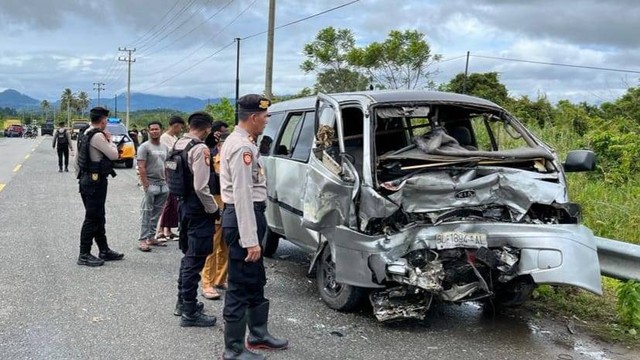 Polisi Lalu Lintas berada di lokasi kecelakaan mobil angkutan umum KIA Travello dan Toyota Rush di Desa Babah Nipah,  Aceh Jaya, mengakibatkan enam orang meninggal dunia. Foto: Dok. Istimewa