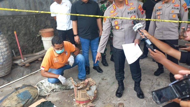 Polisi menunjuk sejumlah barang bukti yang ditemukan di TKP mayat dicor di Semarang. Foto: Intan Alliva/kunparan