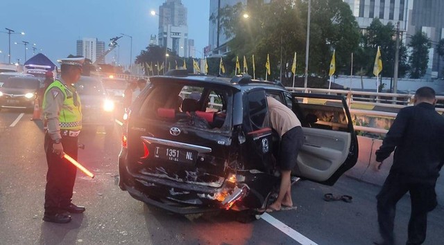 Alami pecah ban, mobil Avanza hitam terguling di flyover Pancoran arah Cawang, Selasa (9/5). Foto: Dok.  TMC Polda Metro