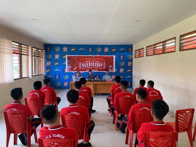 Asah Keterampilan, Anak Binaan LPKA Tomohon Ikuti Pelatihan Barbershop
