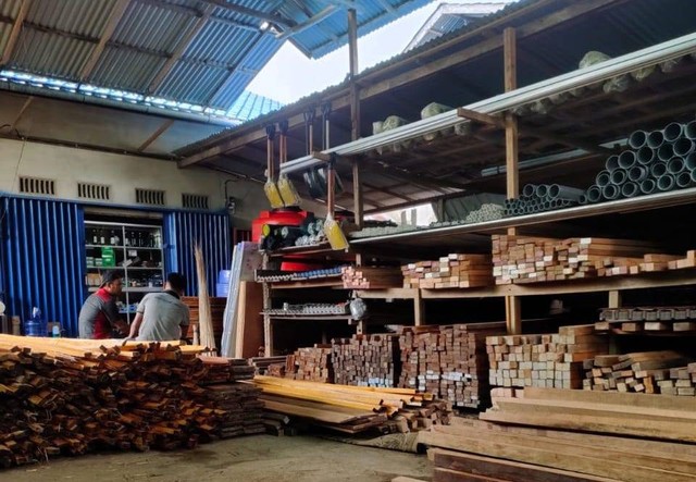 Toko bangunan yang mendapat bantuan dari KUR Bank Kalbar. Foto: Bank Kalbar