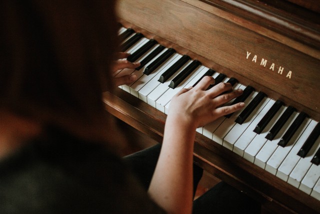 Ilustrasi Cara Memainkan Piano. Foto: Unsplash/Jordan Whitfield