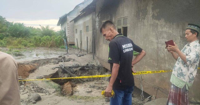 Polisi memasang police line di lokasi semburan lumpur. Foto: M. Zain/Hi!Pontianak