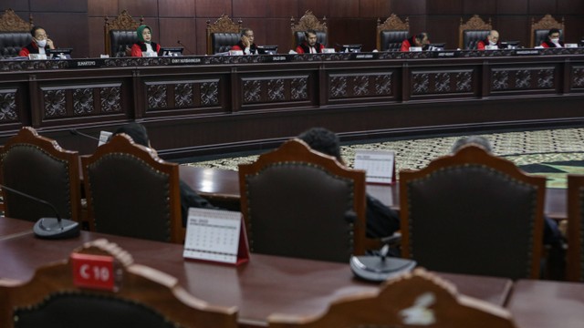 Ketua Majelis Hakim Mahkamah Konstitusi (MK) Anwar Usman (keempat kiri) didampingi anggota Majelis Hakim MK memimpin sidang lanjutan pengujian Undang-Undang Nomor 7 Tahun 2017 tentang Pemilihan Umum di Mahkamah Konstitusi, Jakarta, Selasa (9/5/2023). Foto: ANTARA FOTO/Fauzan