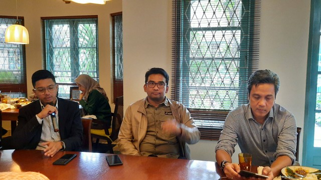 Dirut/CEO PT Pertamina NRE, Dannif Danusaputro (kanan) Direktur Perencanaan Strategis dan Pengembangan Bisnis PT Pertamina NRE, Fadli Rahman (tengah) dan Direktur Proyek dan Operasi PT Pertamina NRE, Norman Ginting (kiri). Foto: Wendiyanto/kumparan