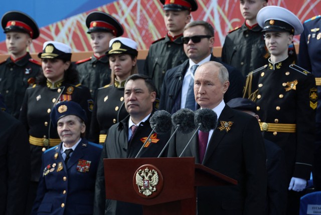 Presiden Rusia Vladimir Putin memberikan pidato selama parade militer Hari Kemenangan di Lapangan Merah di Moskow tengah pada 9 Mei 2023. Foto: Gavriil G/SPUTNIK/AFP