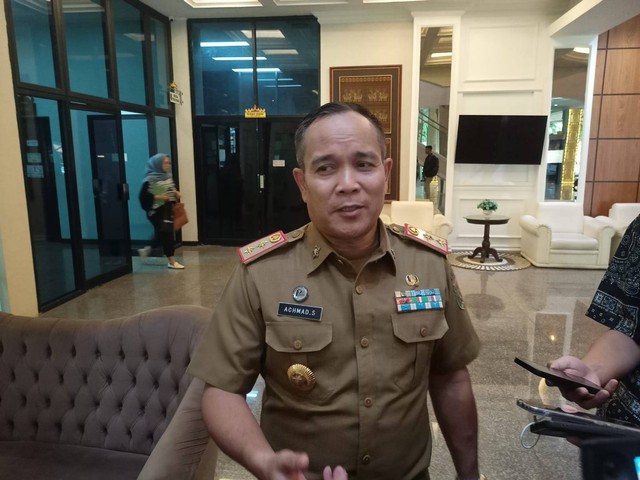 Plh Kadiskominfotik Lampung, Achmad Saefullah saat memberikan penjelasan klarifikasi tentang kendaraan dinas milik Gubernur Lampung, Arinal Djunaidi dan Wakil Gubernur Lampung, Chusnunia Chalim yang menunggak pajak. | Foto : Galih Prihantoro/ Lampung Geh