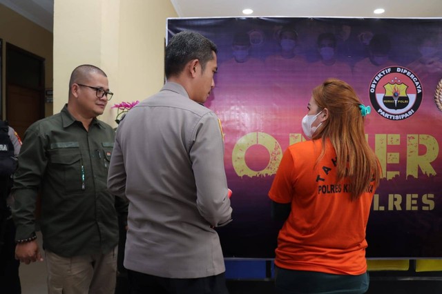 Kapolres Kubu Raya, AKBP Arief Hidayat, menginterogasi tersangka penyelundupan narkoba yang hendak membawa sekitar 500 gram sabu ke Surabaya. Foto: Dok Polres Kubu Raya 