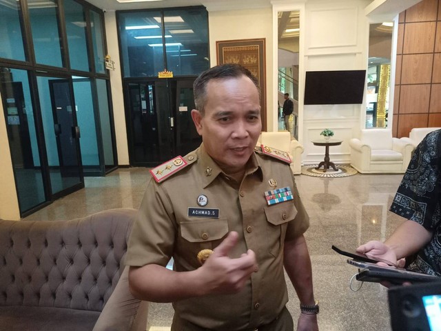 Plh Kadiskominfotik Lampung, Achmad Saefullah saat memberikan penjelasan terkait kendaraan dinas milik Gubernur Lampung, Arinal Djunaidi dan Wakil Gubernur Lampung, Chusnunia Chalim yang menunggak pajak. | Foto : Galih Prihantoro/ Lampung Geh