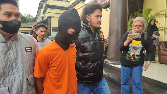 Polisi membawa tersangka kasus penculikan pada remaja di Bandung. Foto: Rachmadi Rasyad/kumparan