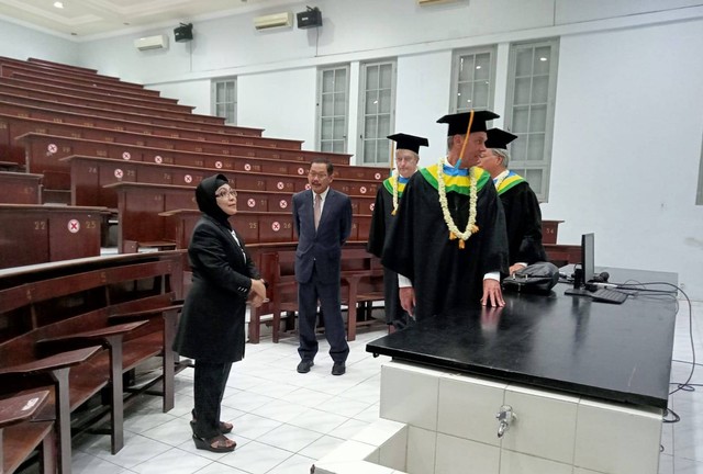 Tiga adjunct professor asal Belanda menyaksikan salah satu ruang kuliah FK Unair yang merupakan institusi kedokteran peninggalan pemerintah Belanda. Foto-foto: Masruroh/Basra