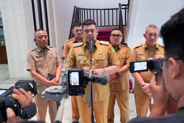 Wali Kota Medan, Bobby Nasution saat siaran pers terkait proyek lampu jalan di Kota Medan pada Selasa (9/5). Foto:  Pemkot Medan