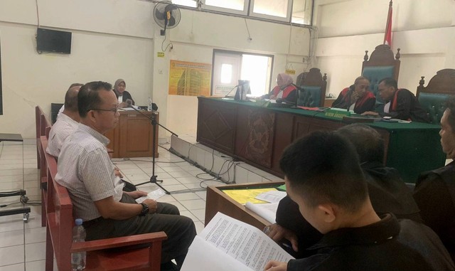 Eks Ketua DPW PKS Sumsel, Erza Saladin, bersama Harmoko Bayu Asmara saat menjalani persidangan di PN Palembang Kelas 1A Khusus. (ist)