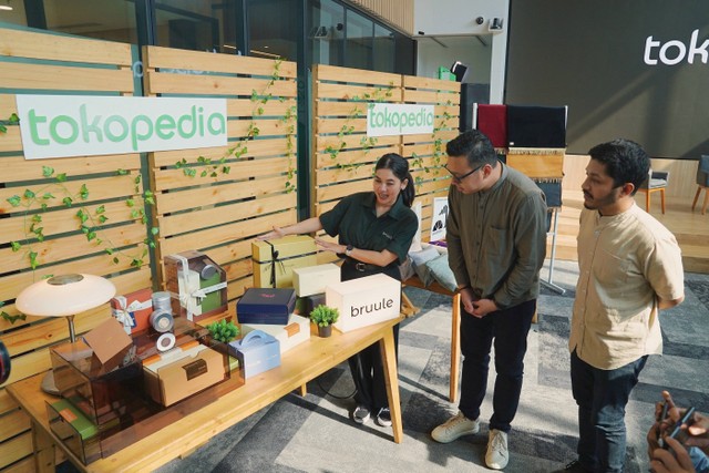 Head of Corporate Affairs Tokopedia Ekhel Chandra Wijaya, Pemilik Usaha Universe Sajadah Renato Akbar, Founder Brulee Sarila Danubrata dalam konferensi pers Tokopedia, Selasa (9/5/2023).  Foto: Tokopedia